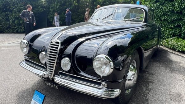 Поръчана от Alfa Romeo , за да отбележи победата в състезанието за елегантност през 1949 г., каросерията Touring надминава себе си. Създава вечна линия и я прилага към еднакво специалната механика на 6C 2500, първото Alfa Romeo, построено след Втората Световна война и последното, проектирана от Виторио Джано. Произведени са само 36 бройки от  6C 2500 Super Sport &ldquo;Villa d'Este&rdquo;. 

А този специално има особено труден живот. След като напусна Милано, за да се присъедини към новия си собственик в Хамбург, неясно как се озова в Съединените щати. Там се състезава по черни писти и е напълно забравена до 2009 г. Тогава някой я забелязва и връща към нов живот.
